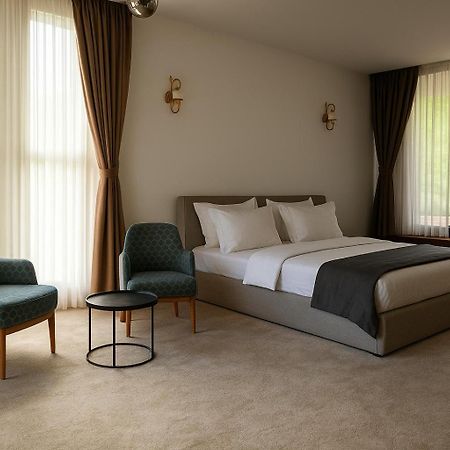 Resort Ujevara E Drinit Peć Eksteriør billede