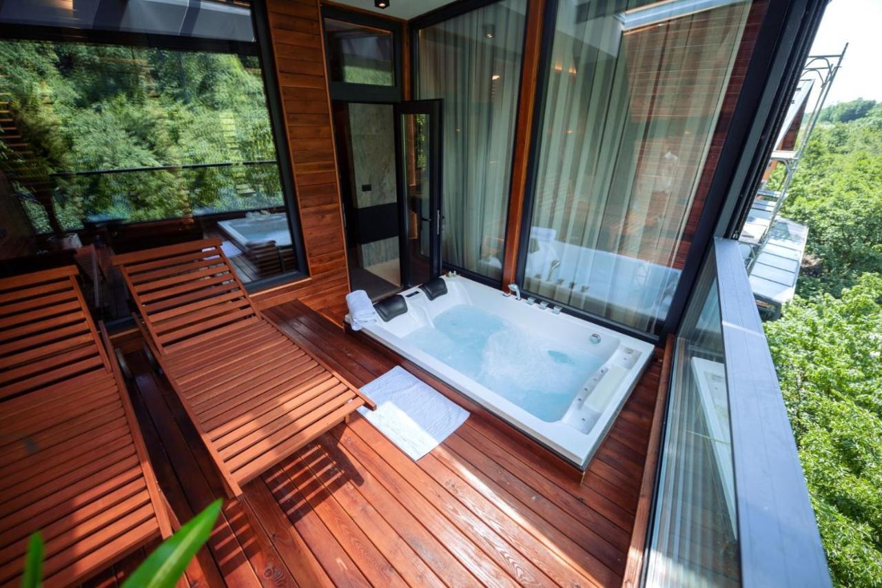 Resort Ujevara E Drinit Peć Eksteriør billede