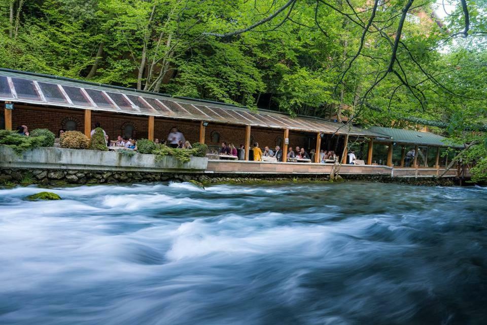 Resort Ujevara E Drinit Peć Eksteriør billede