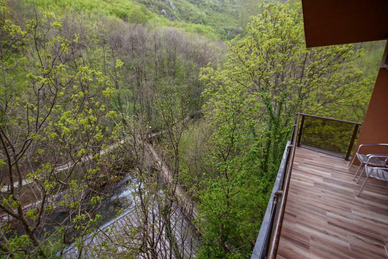 Resort Ujevara E Drinit Peć Eksteriør billede