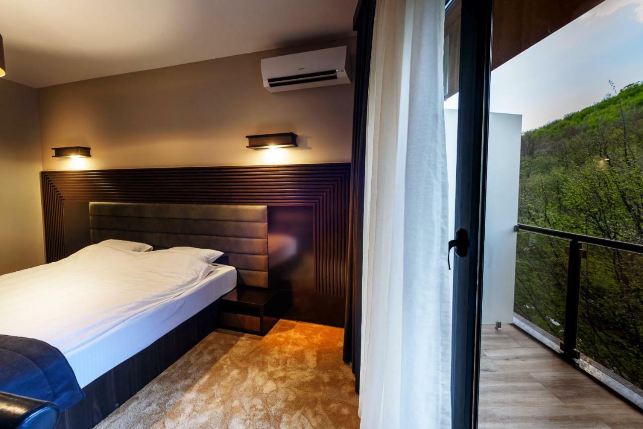 Resort Ujevara E Drinit Peć Eksteriør billede